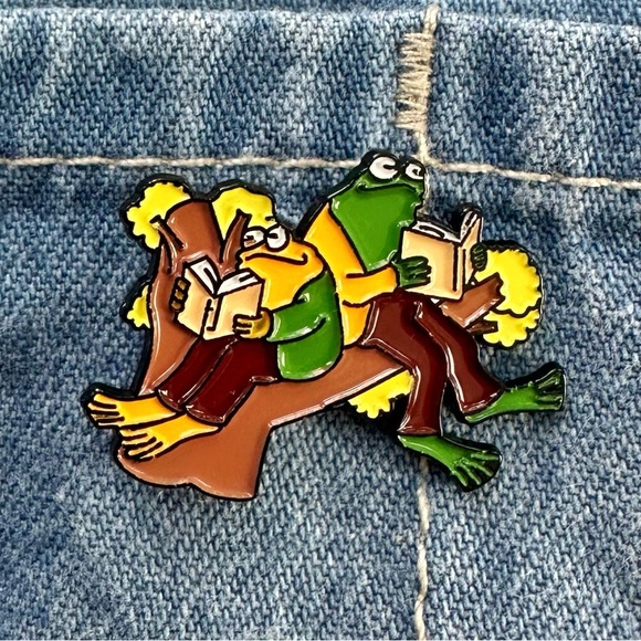 Frog and Toad Enamel Pin - The Library - Picture 3 of 5